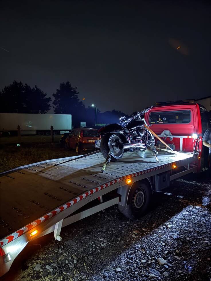 Transport motocykla na lawecie