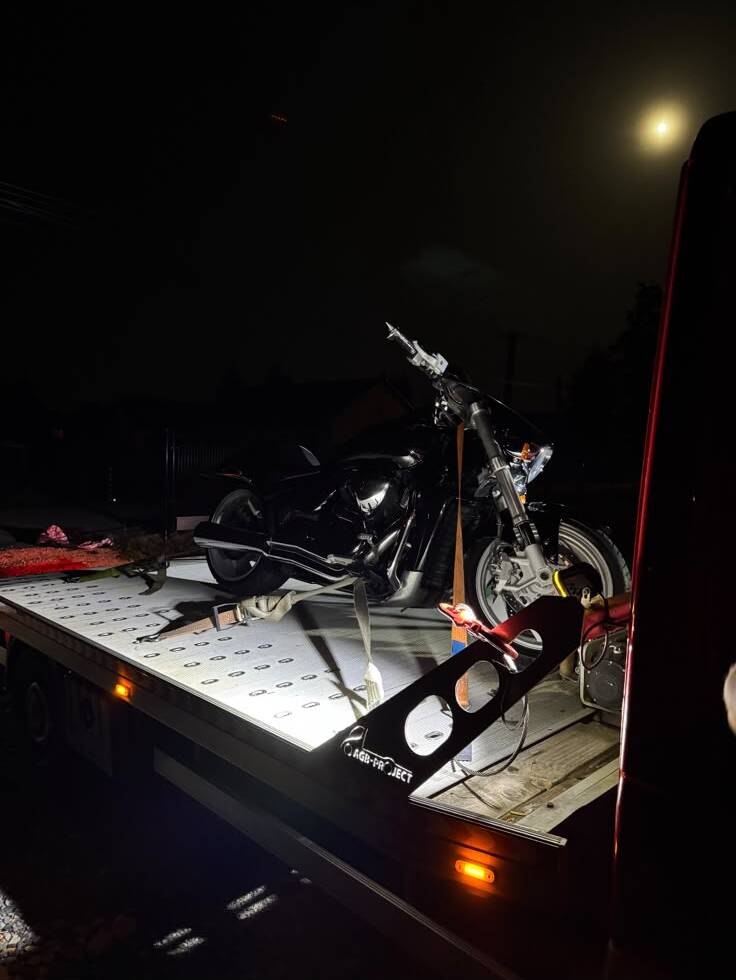 Motocykl zabezpieczony na lawecie