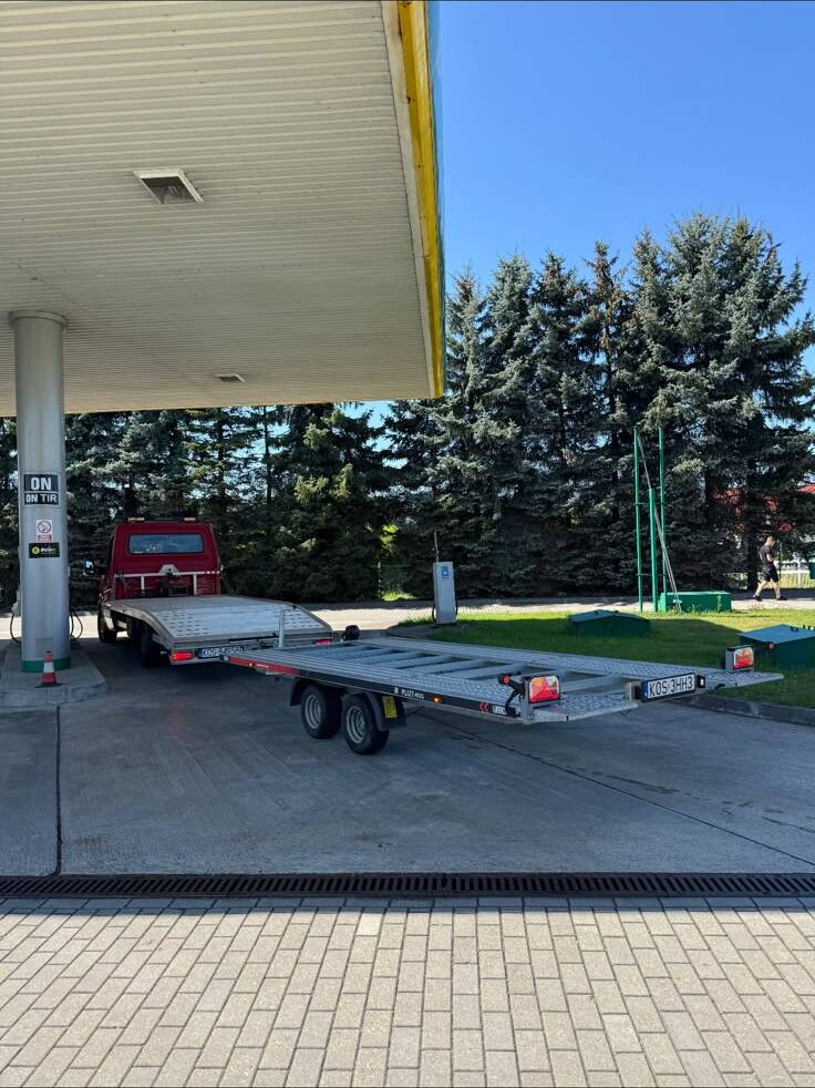 Laweta z przyczepą do transportu samochodów